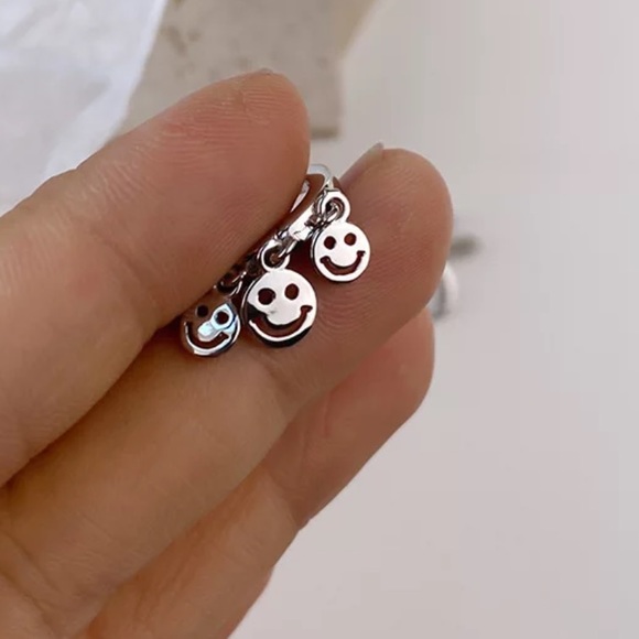😀Insta sterling silver smiling hoop earrings - Picture 5 of 5